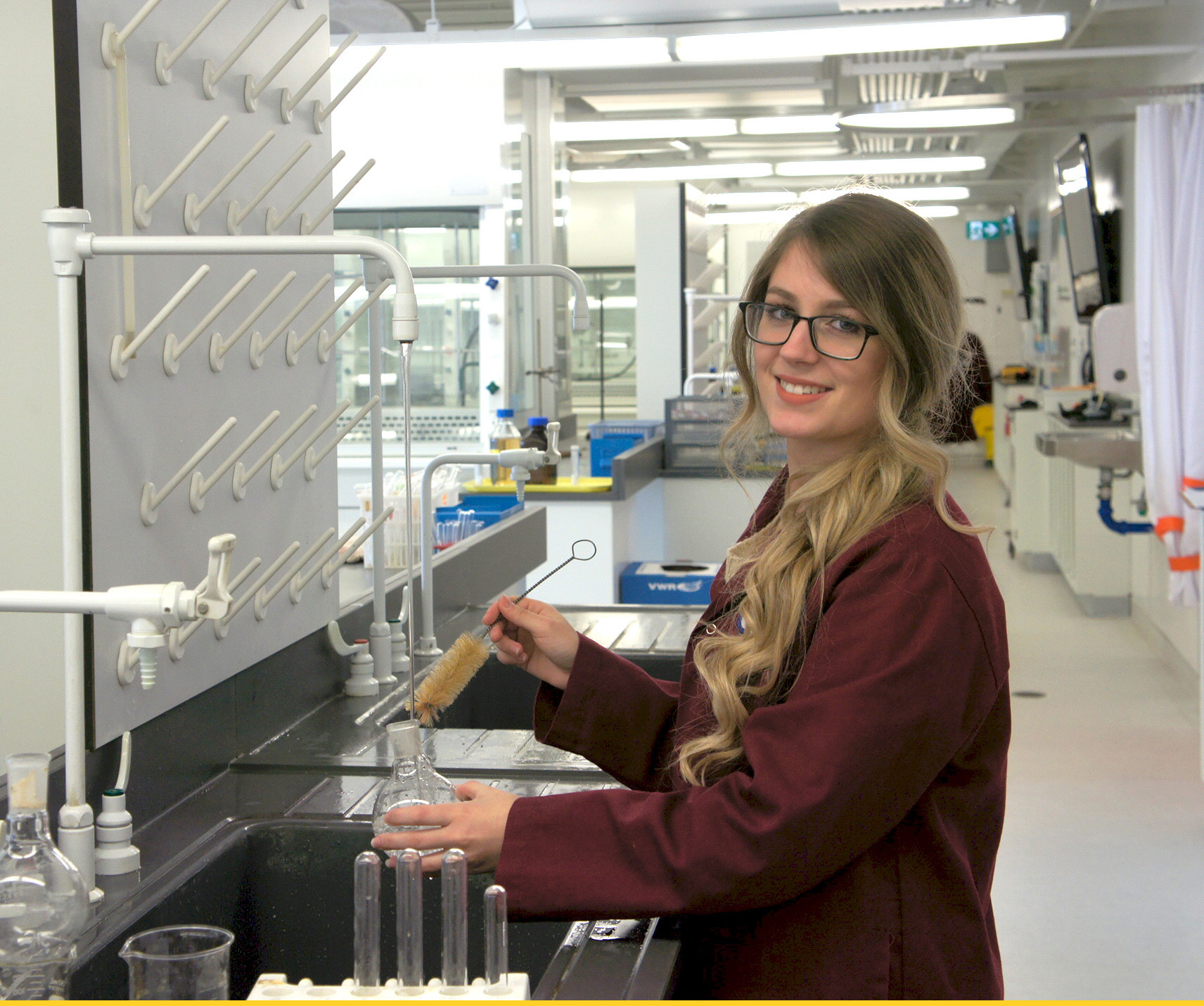  Une jeune étudiante lave un tube à essai en travaillant dans un laboratoire.